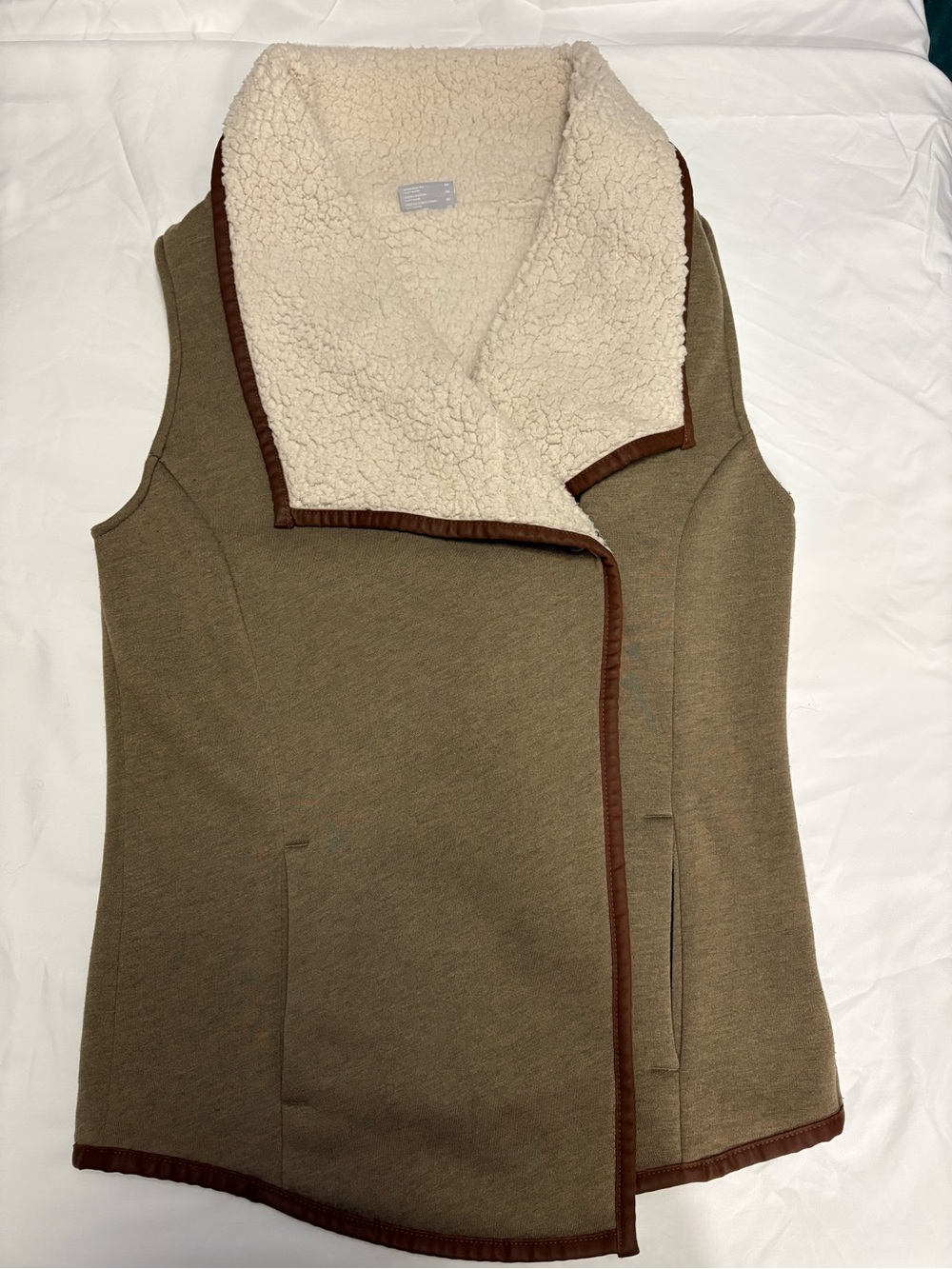 Columbia Women's Mountain Side fleece/sherpa vest, size Medium.